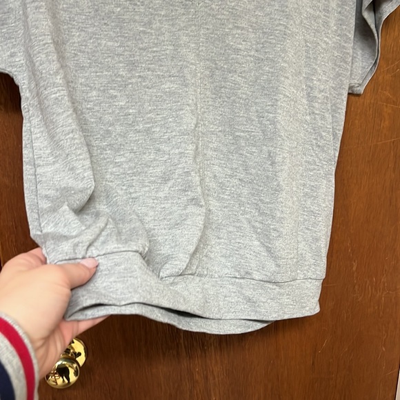 ◽️NINE WEST: Women’s size S, gray short sleeve v-neck, slightly cropped blouse◽️ - Picture 6 of 9